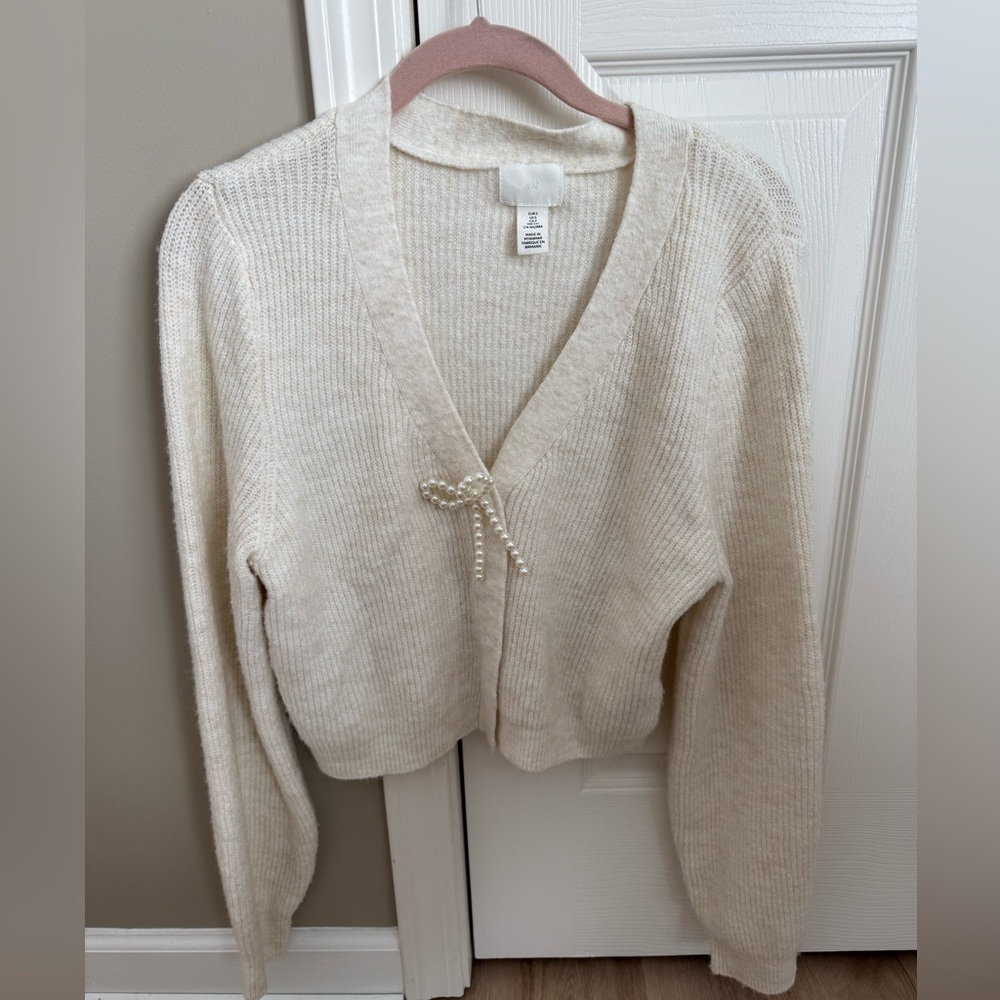 H&M Cropped Sweater Pearl Bow button detail